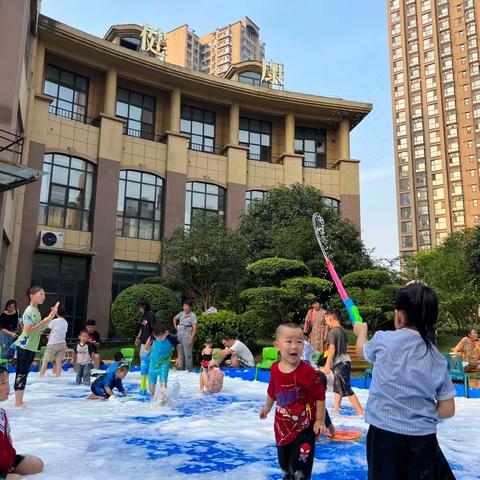 百大嘉苑幼儿园“夏日狂欢·泡沫嘉年华”