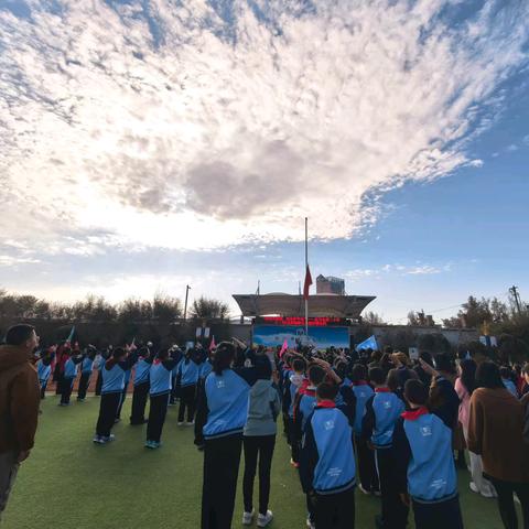 “致敬火焰蓝·携手护平安”——武川县第二小学11.9日全国消防日主题升旗仪式