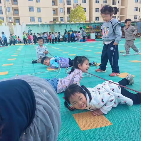 庙岭镇红莲湖中心幼儿园——我的观察故事《有趣的绳子》中一班