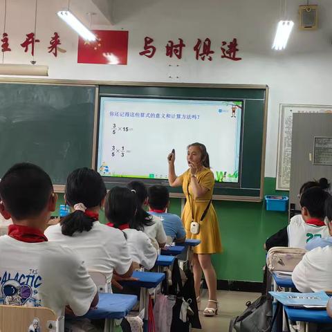 辉坨小学开学初校长进课堂：深耕教学一线，共筑成长沃土