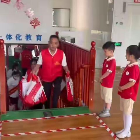 息县农商银行城郊支行开展 “大手拉小手，金融初体验”喜迎六一主题活动