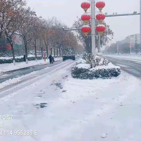 迎风战寒，清扫冰雪