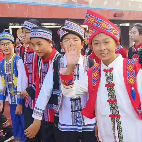 神秘哈尼  魅力绽放 ——记弘毅新华中学385班&386班“泱泱中华 百花齐放”庆国庆活动