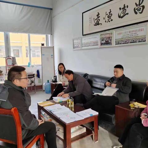 “育”时俱进履平地   “研”无止境方致远