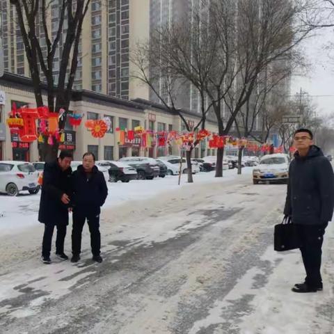 以“雪”为令 潞城区园林环卫中心全力开展清雪除冰作业