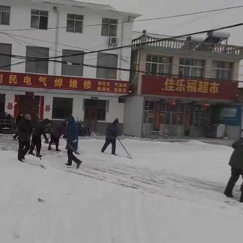 雪野街道：“门前五包”再出征 清雪除冰大作战