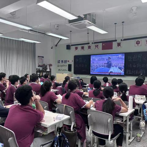观抗战胜利阅兵，燃少年爱国之心——记初中部观看九三阅兵仪式