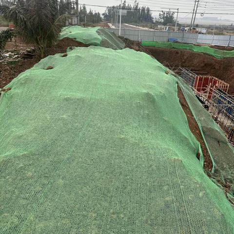 坚守碧水蓝天攻坚战，金牌港持续开展扬尘专项治理