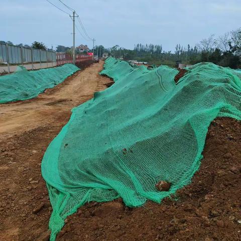 坚守碧水蓝天攻坚战，金牌港持续开展扬尘专项治理