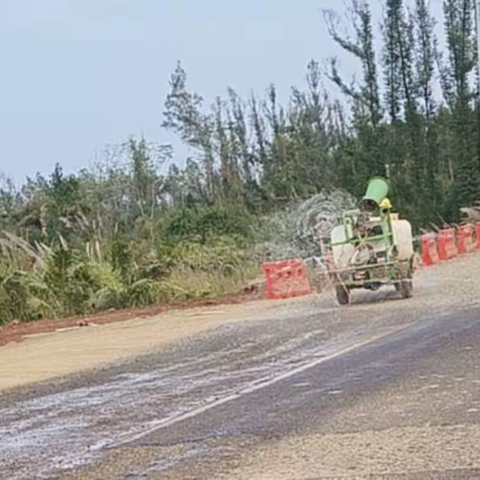 坚守碧水蓝天攻坚战，金牌港持续开展扬尘专项治理