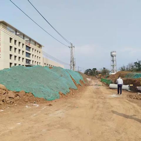 坚守碧水蓝天攻坚战，金牌港持续开展扬尘专项治理