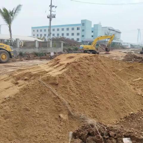 坚守碧水蓝天攻坚战，金牌港持续开展扬尘专项治理