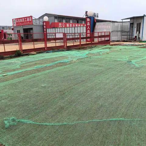 坚守碧水蓝天攻坚战，金牌港持续开展扬尘专项治理