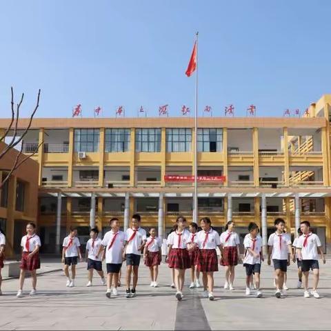 【学在经开 兴中“八礼”正领航】相约《论语》 浸润童心--四年级组举行《论语》诵读活动
