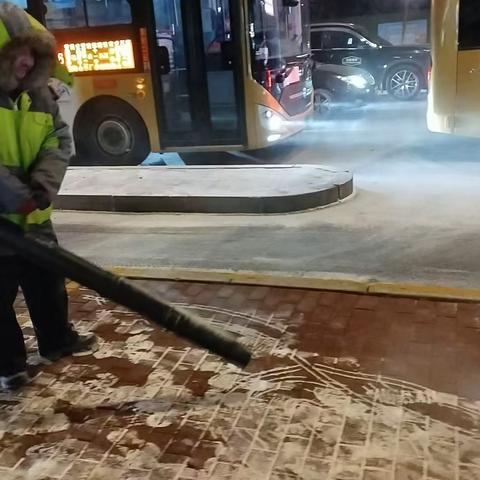 道里区城管局快速迎战降雪 为童话冰城保驾护航