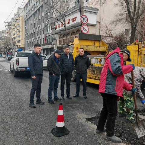 道里区城管局主要领导带队督导检查道路整修工作