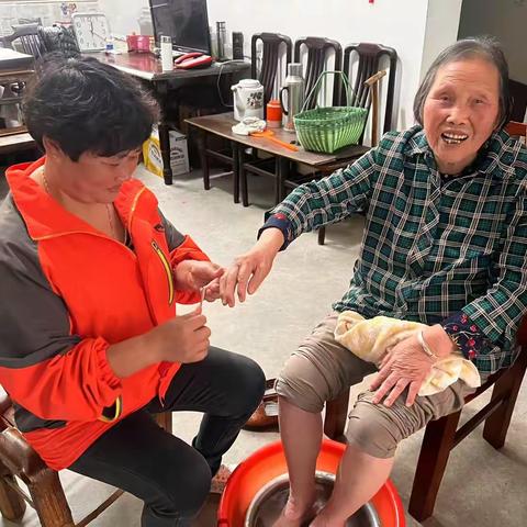 护理员们热情用心服务的回报