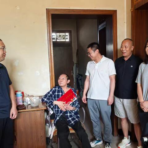 八一情暖老兵心，关爱基金递温情