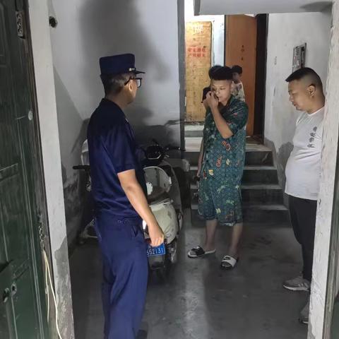 和平小型站深入辖区住宅小区持续开展电动自行车消防安全夜查行动