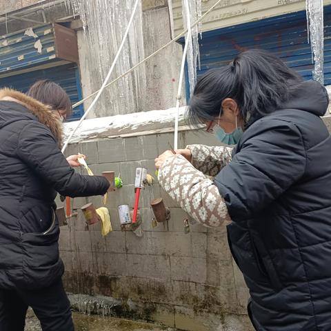 水管裹上“保暖衣” 冬日温暖居民心