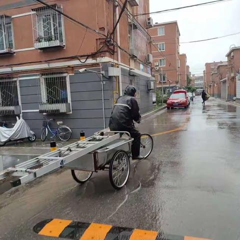 【工作动态】川北东社区清理楼顶雨水沟