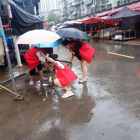 梁苑街道网格员：雨中守护显担当 筑牢防汛“安全墙”