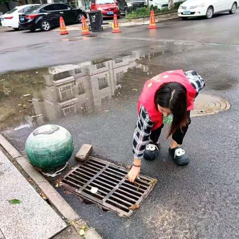 雨天巡查不松懈 排查隐患守安全