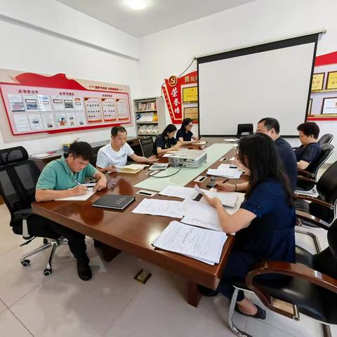 行政第二党支部召开2025年第8次党员集中学习