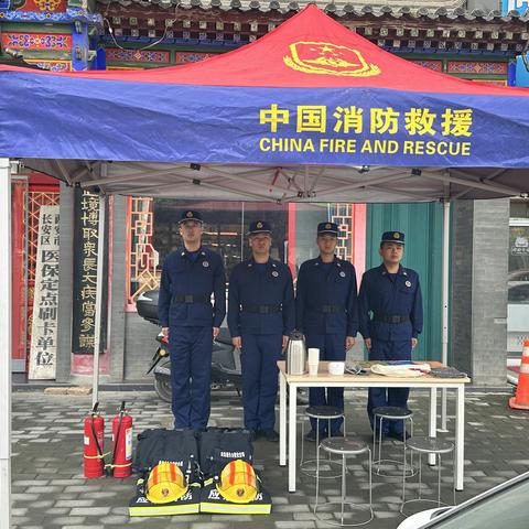 筑牢安全线  平安过双节——马王消防所联合创新港消防救援站开展“消防宣传+便民服务”活动