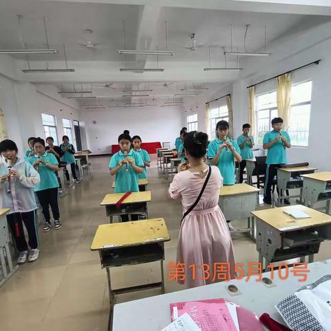 谁家玉笛暗飞声，散入春风满洛城