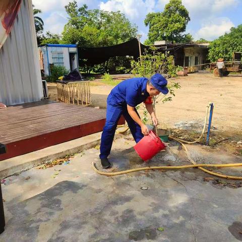 临高县消防救援大队深入卫生责任区开展积水清理，筑牢登革热防控网​