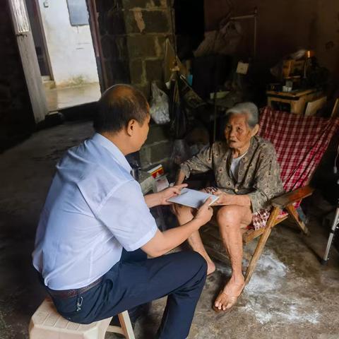 龙塘社区“入户送学” ——开展条例法规宣传活动