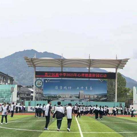 校社携手共筑童年梦 青春游园乐享成长趣