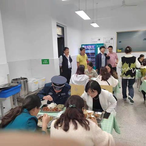 共抓食品安全,护航师生配餐——督学开展对学生午餐进行例行检查