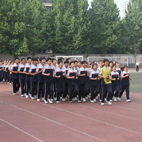 青春活力绽放 团结精神闪耀—郑州63中举行2024年方阵跑比赛活动