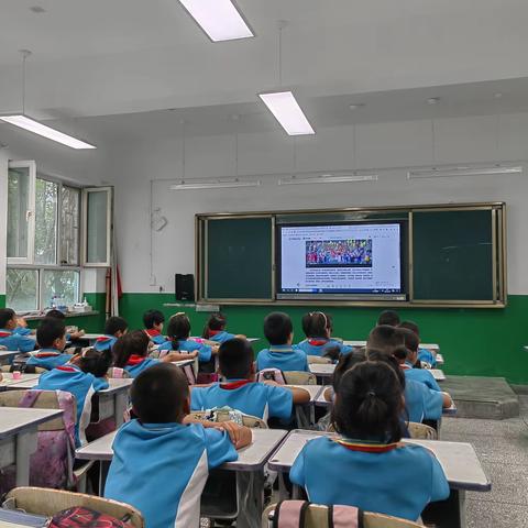 轮台县阳霞镇九年一贯制学校组织学生学习习近平总书记对青少年儿童工作的重要指示 批示精神