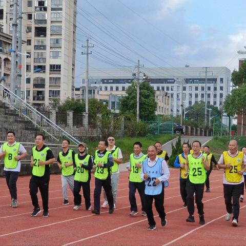 “燃”动秋日 “师”放活力 ——万年中学举行教职工趣味运动会