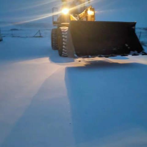 锡林浩特市边防公路养护中心除冰雪、保畅通