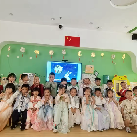 月满中秋，童享欢乐——昆明经济技术开发区第三小学附属幼儿园幼儿园小二班中秋节主题活动