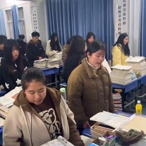 安陆工校成功转型职普融通、以升学教育为主、全面实行高中化管理的效果之一：早读巡查。 ‍