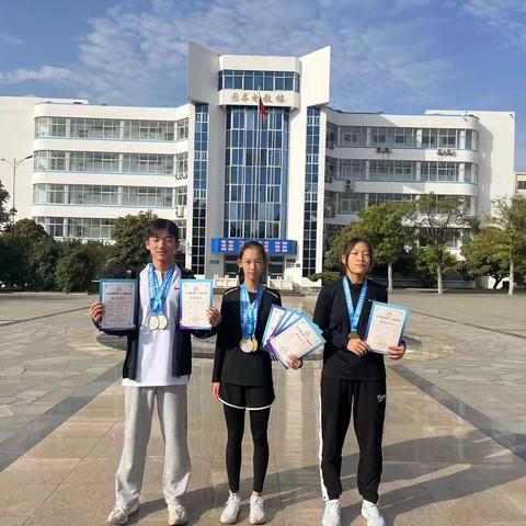 泰安一中萃英学校学生             在泰安市第二十二届运动会田径比赛中取得优异成绩！