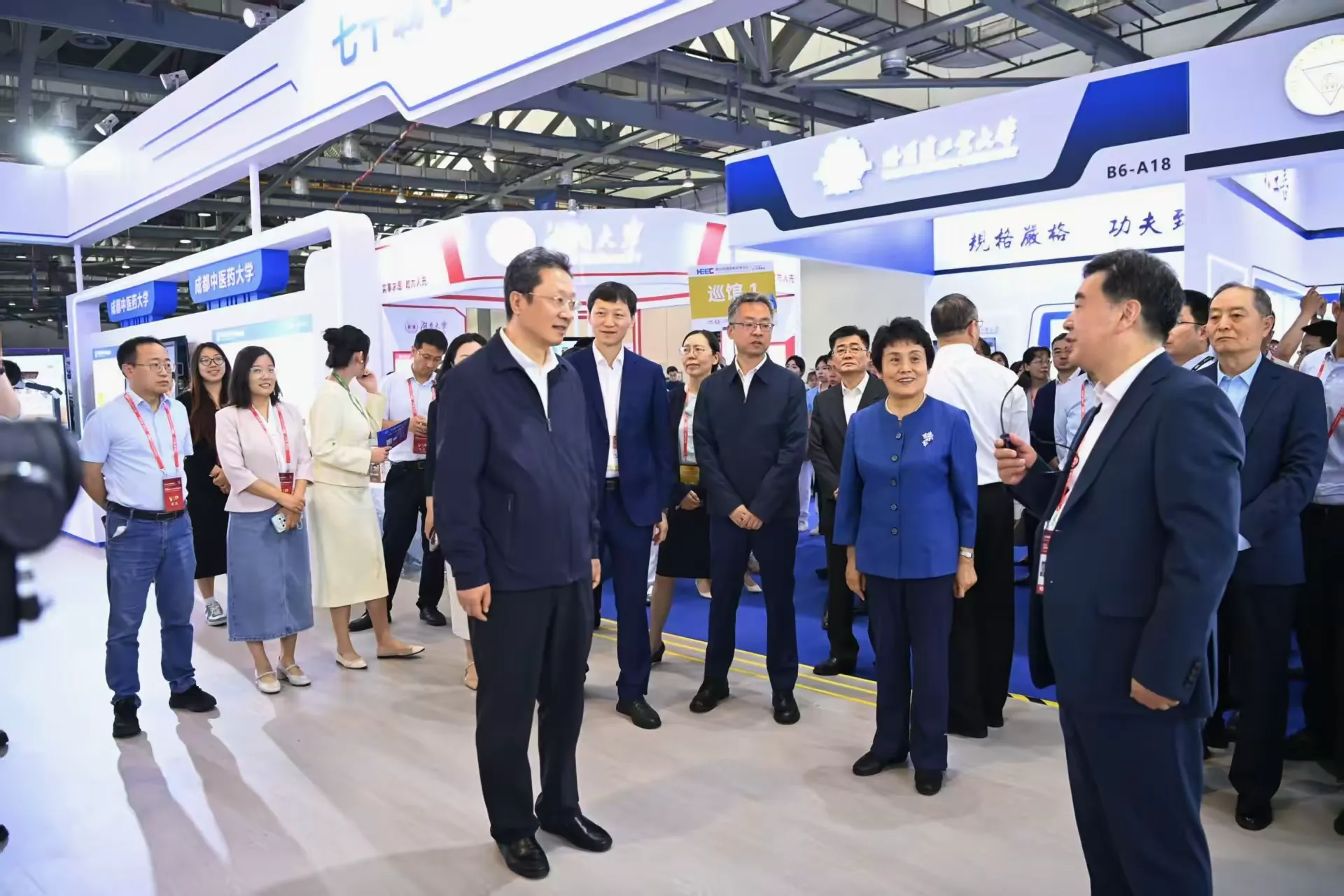 简篇-医院AI+中医设备亮相第64届高等教育博览会,展现创新成果