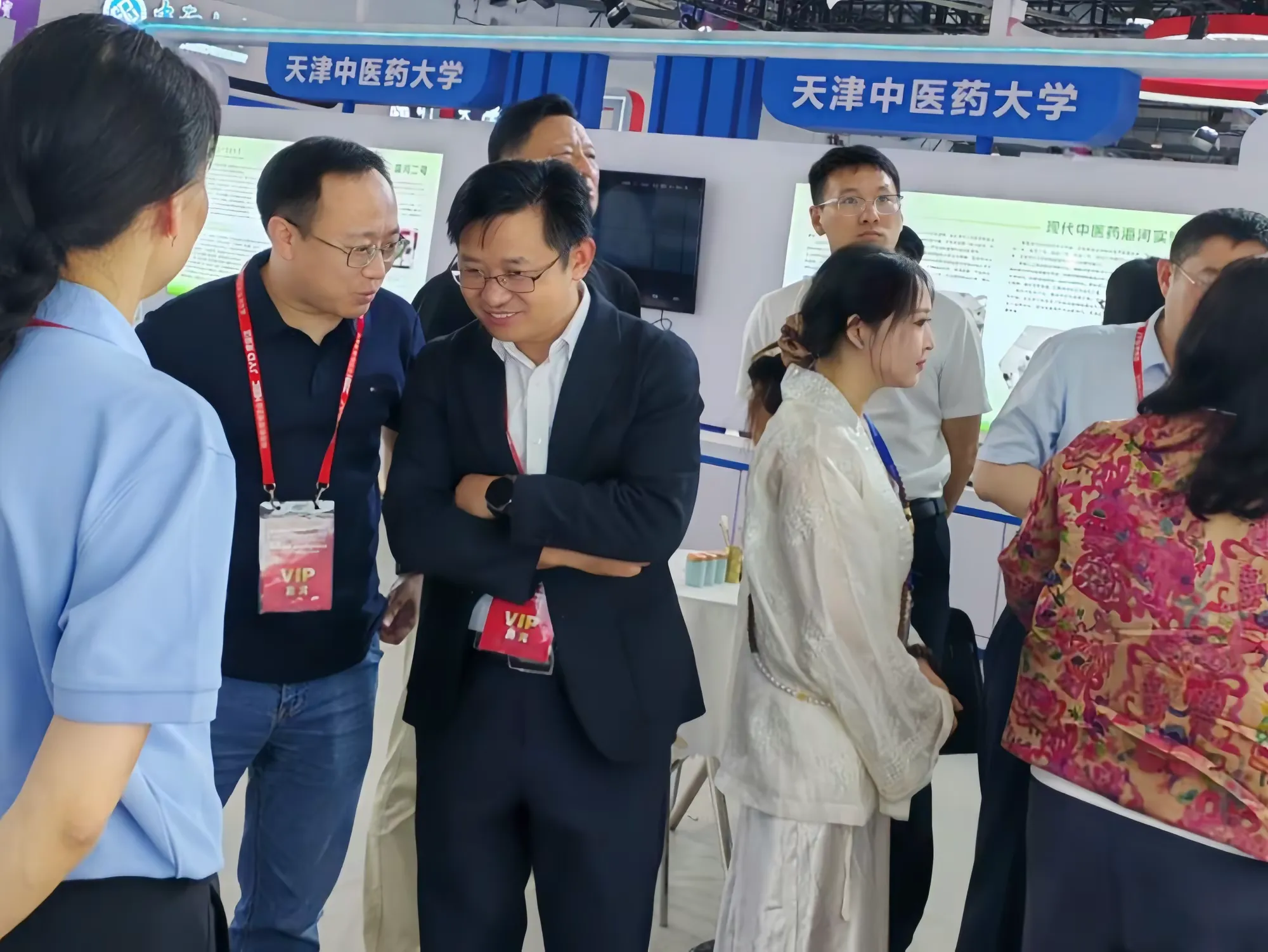 简篇-医院AI+中医设备亮相第64届高等教育博览会,展现创新成果