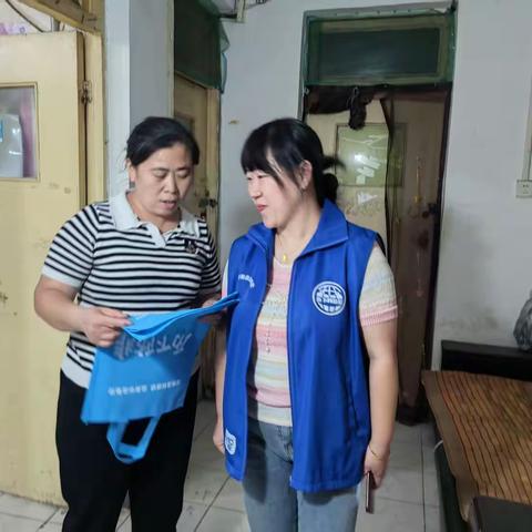 甸柳新村街道第四社区开展网格员入户防范非法集资宣传行动