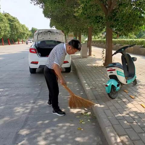 灵宝市统计局积极开展志愿者清洁活动