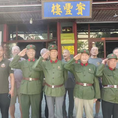 68年退役老兵相聚新疆宝丰楼 重温战友情谊