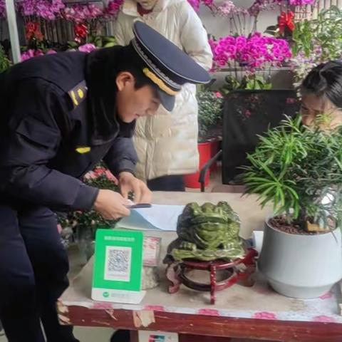 济北街道严厉打击沿街商铺偷倒垃圾行为——开出“垃圾分类新年第一单”