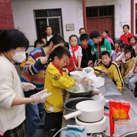 艾草悠悠，青团飘香 ——记毛田镇白若小学制作青团劳动实践活动