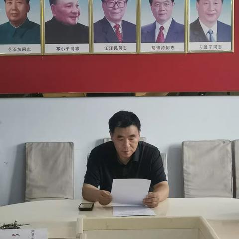 市植保植检站党支部召开加强国防教育，筑牢全民国防意识“精神长城”党员主题日党课，支部书记毕章宝主持。