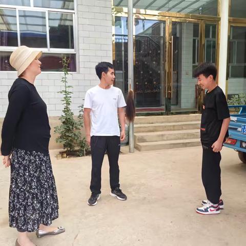 家访进万家，温情暖人心——草滩民族初中开展特殊学生家访活动